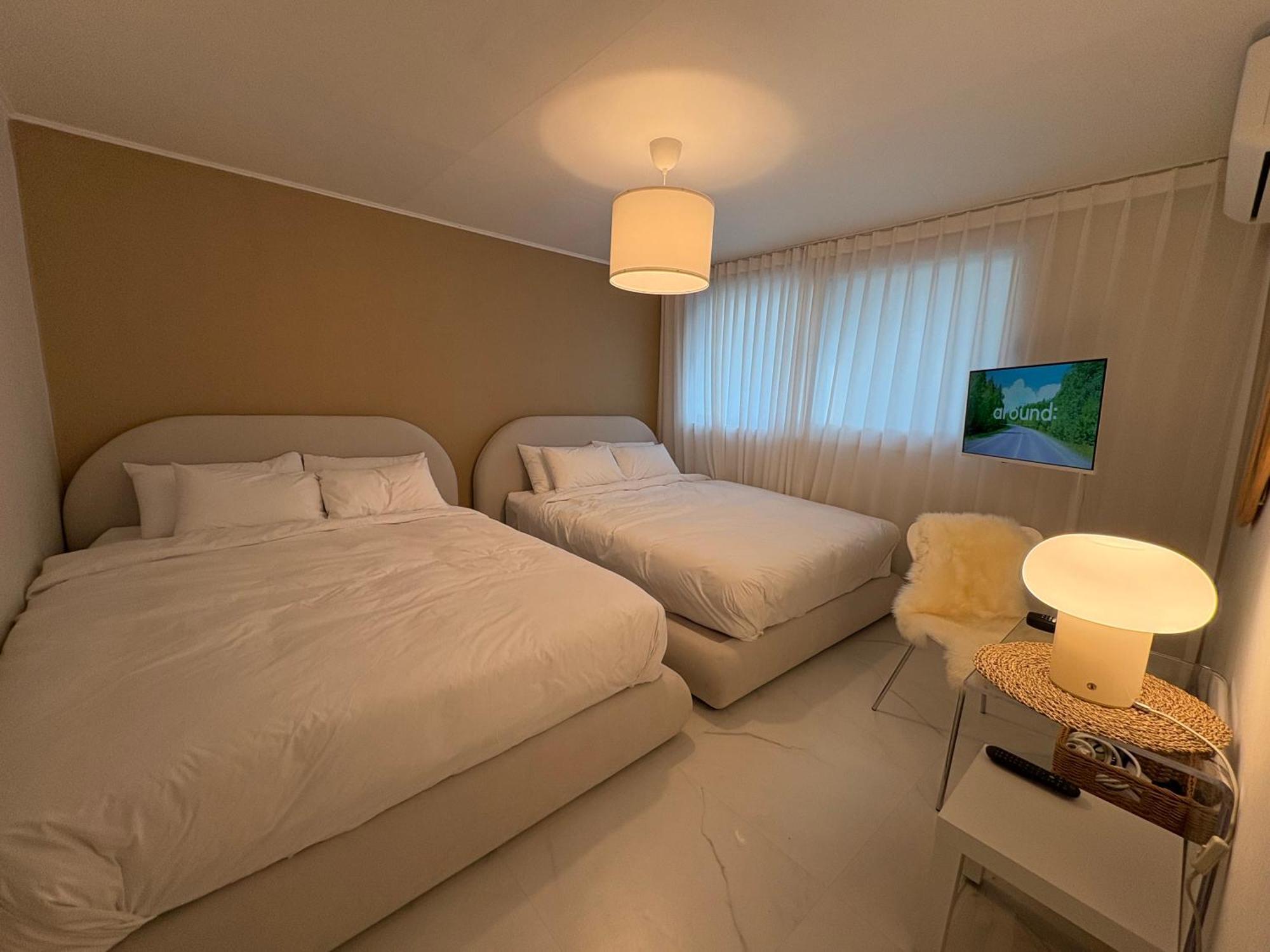 Modernstay Hongdae#mangwon Local Market 10mins, Hongdae, Airport Bus, Hanriver Park 10min,family อพาร์ทเม้น โซล