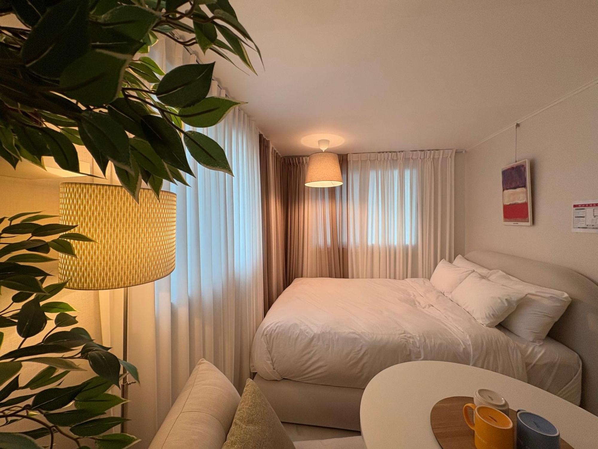 Modernstay Hongdae#mangwon Local Market 10mins, Hongdae, Airport Bus, Hanriver Park 10min,family โซล