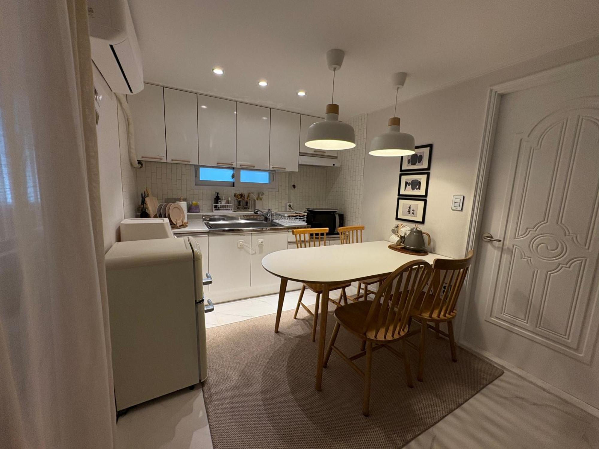 Modernstay Hongdae#mangwon Local Market 10mins, Hongdae, Airport Bus, Hanriver Park 10min,family อพาร์ทเม้น โซล