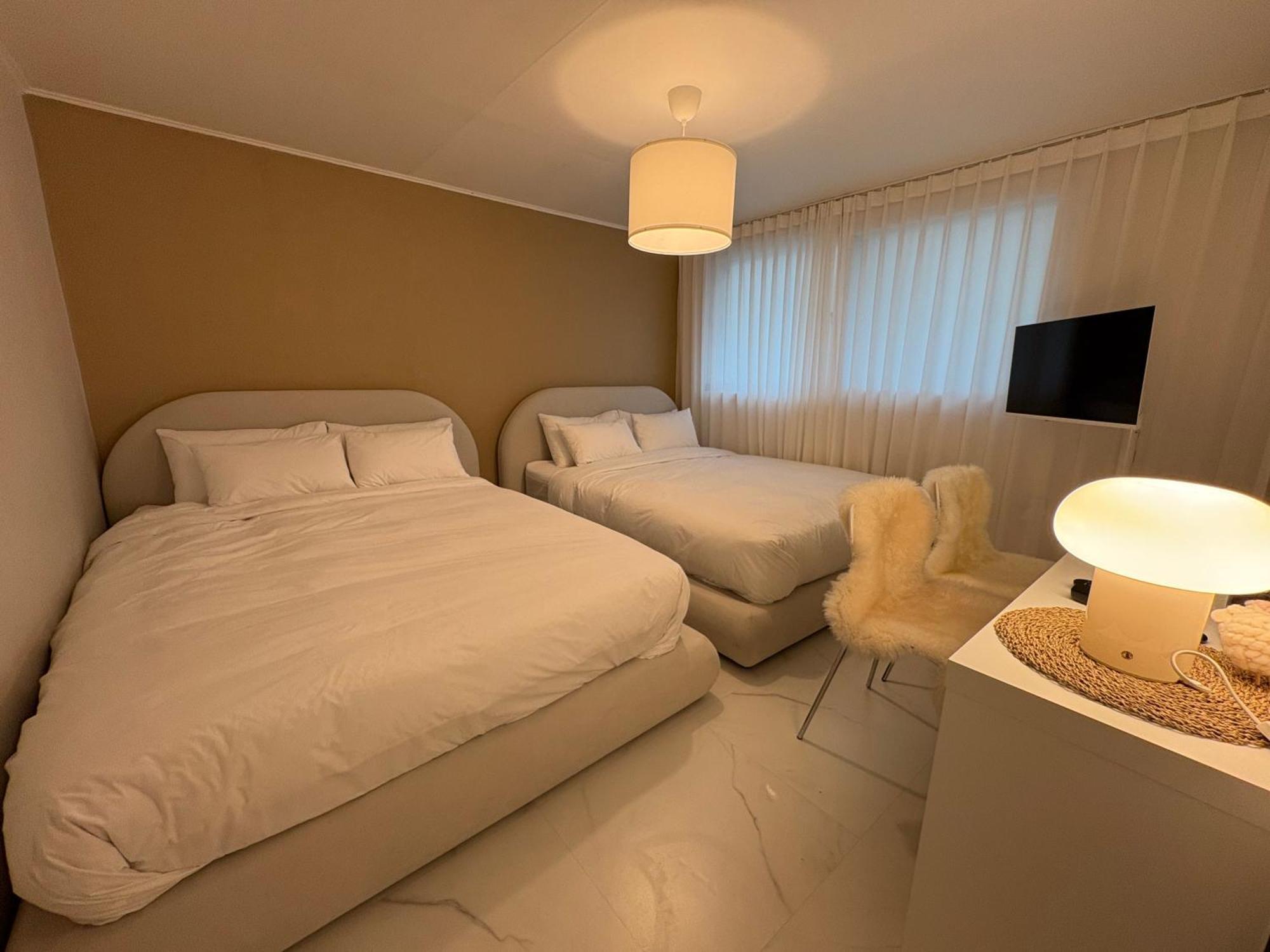 Modernstay Hongdae#mangwon Local Market 10mins, Hongdae, Airport Bus, Hanriver Park 10min,family * โซล
