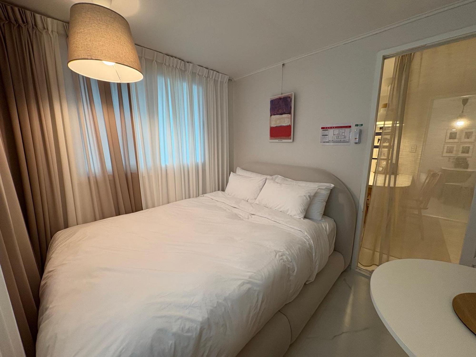 อพาร์ทเม้น Modernstay Hongdae#mangwon Local Market 10mins, Hongdae, Airport Bus, Hanriver Park 10min,family โซล