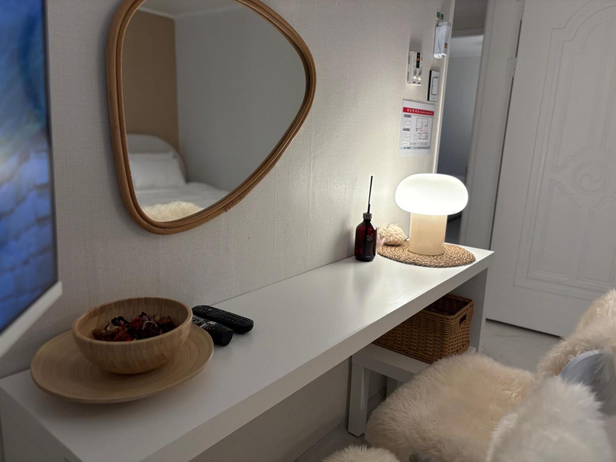 อพาร์ทเม้น Modernstay Hongdae#mangwon Local Market 10mins, Hongdae, Airport Bus, Hanriver Park 10min,family *