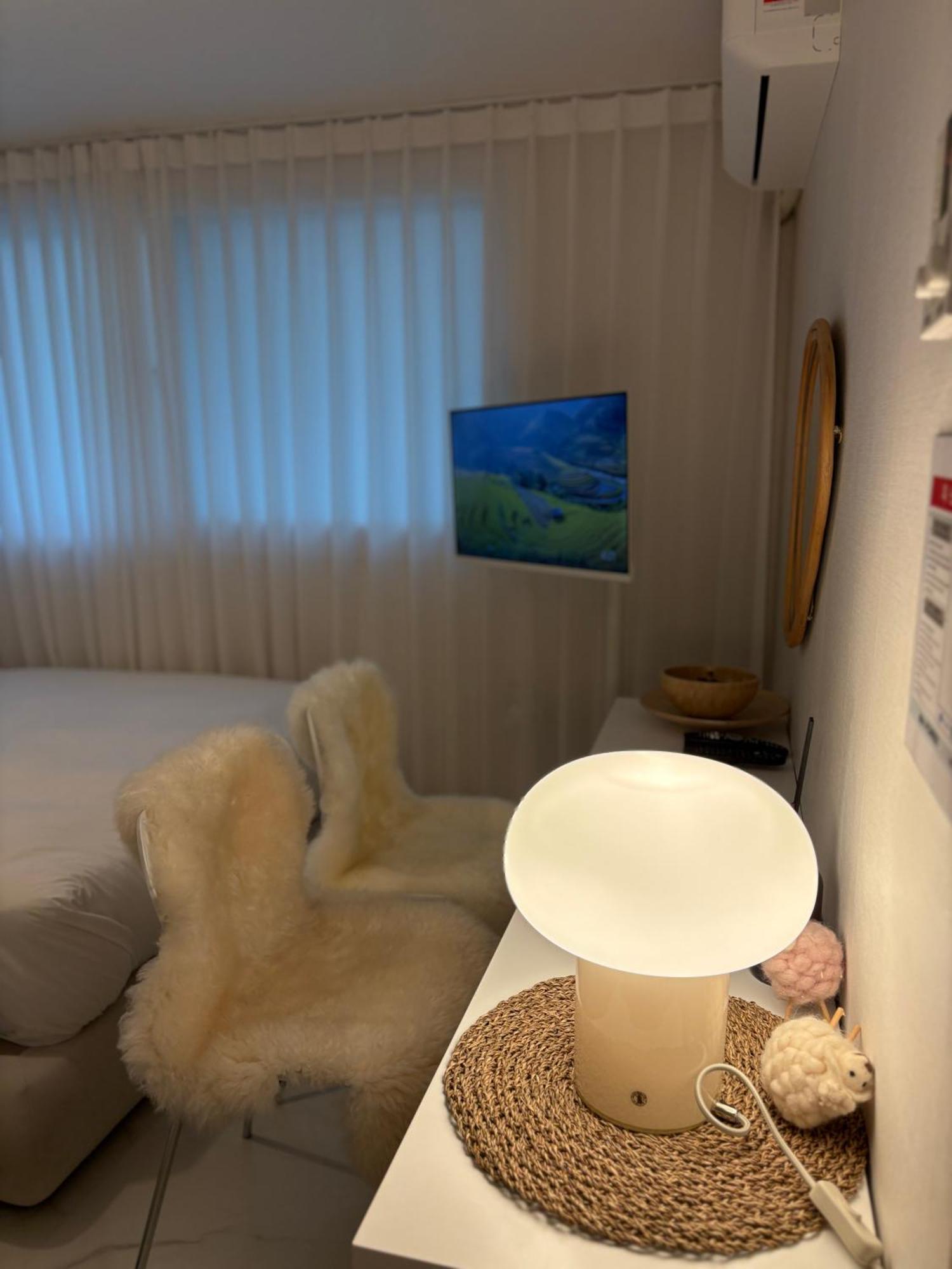 Modernstay Hongdae#mangwon Local Market 10mins, Hongdae, Airport Bus, Hanriver Park 10min,family อพาร์ทเม้น โซล