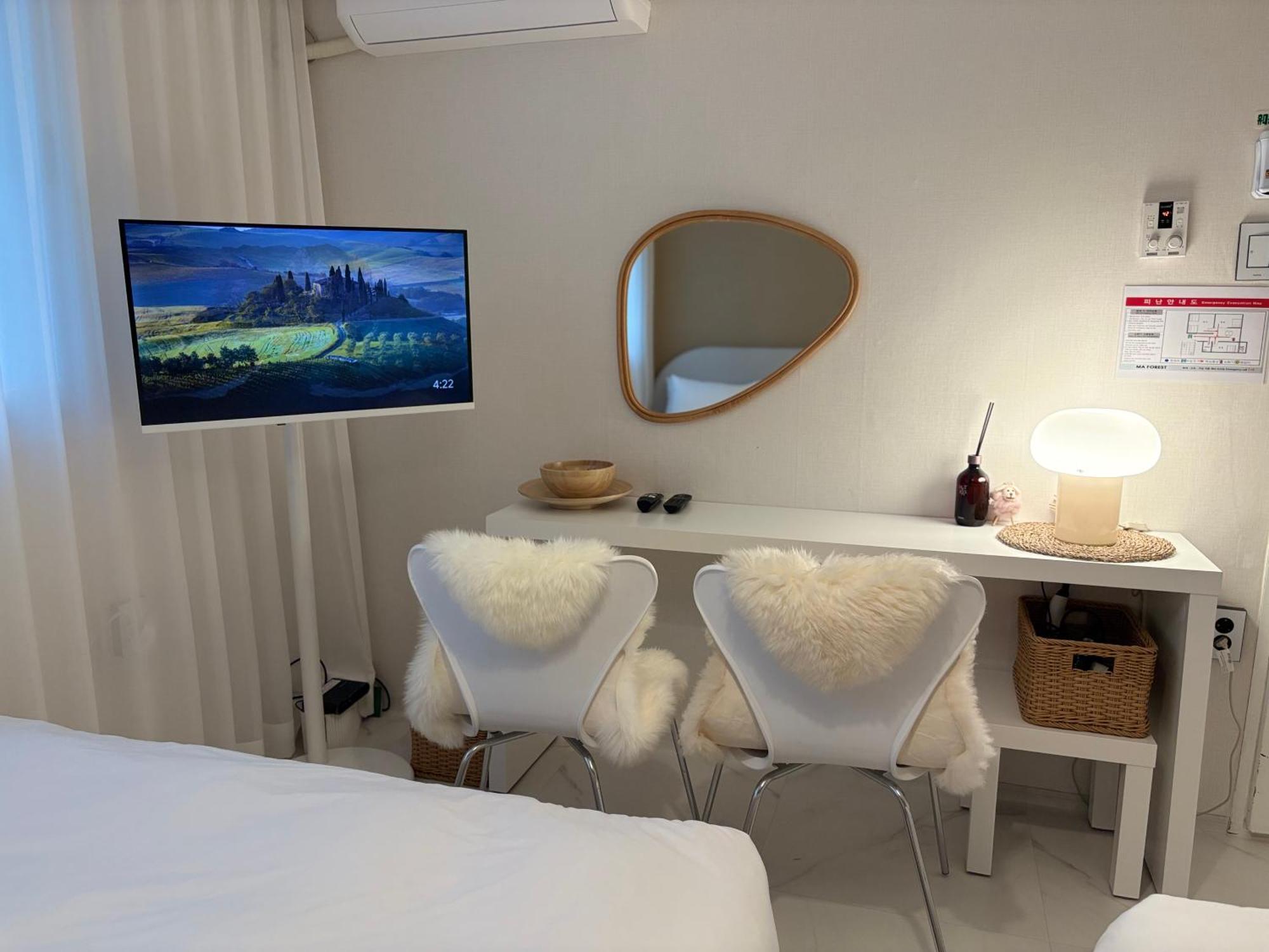 อพาร์ทเม้น Modernstay Hongdae#mangwon Local Market 10mins, Hongdae, Airport Bus, Hanriver Park 10min,family โซล
