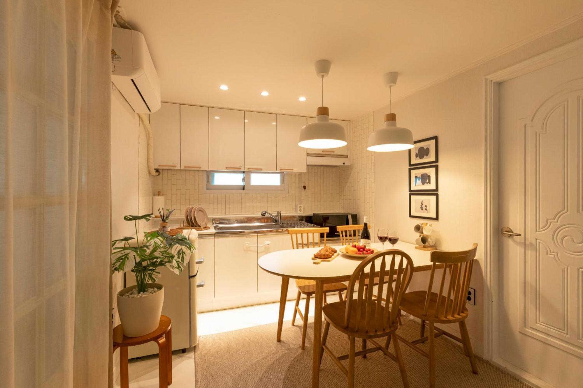 Modernstay Hongdae#mangwon Local Market 10mins, Hongdae, Airport Bus, Hanriver Park 10min,family โซล