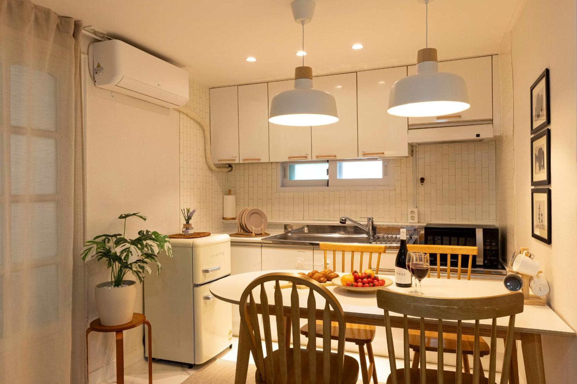อพาร์ทเม้น Modernstay Hongdae#mangwon Local Market 10mins, Hongdae, Airport Bus, Hanriver Park 10min,family
