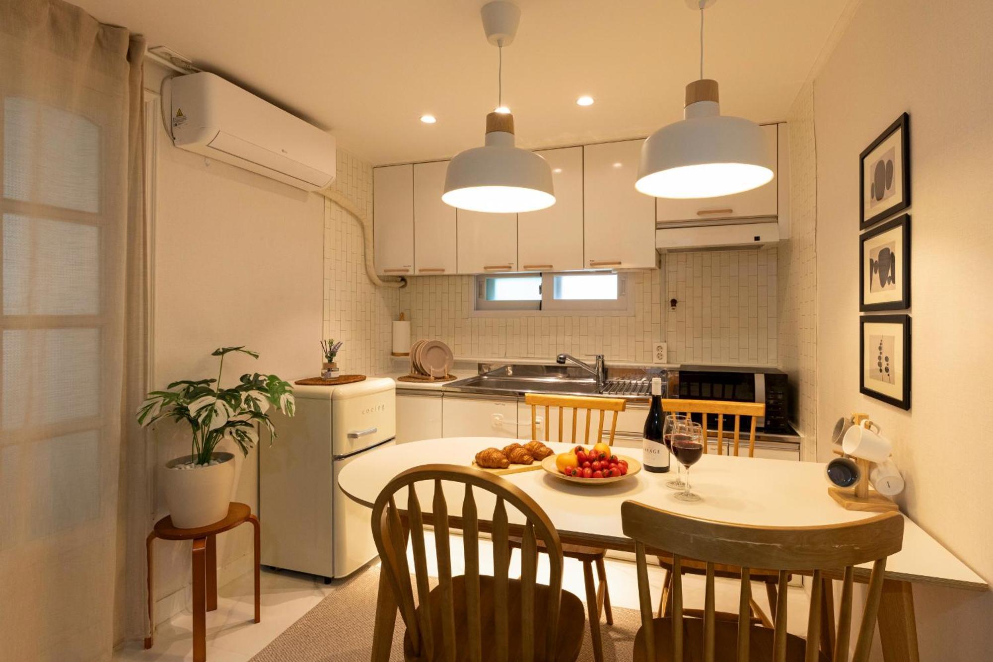 อพาร์ทเม้น Modernstay Hongdae#mangwon Local Market 10mins, Hongdae, Airport Bus, Hanriver Park 10min,family *