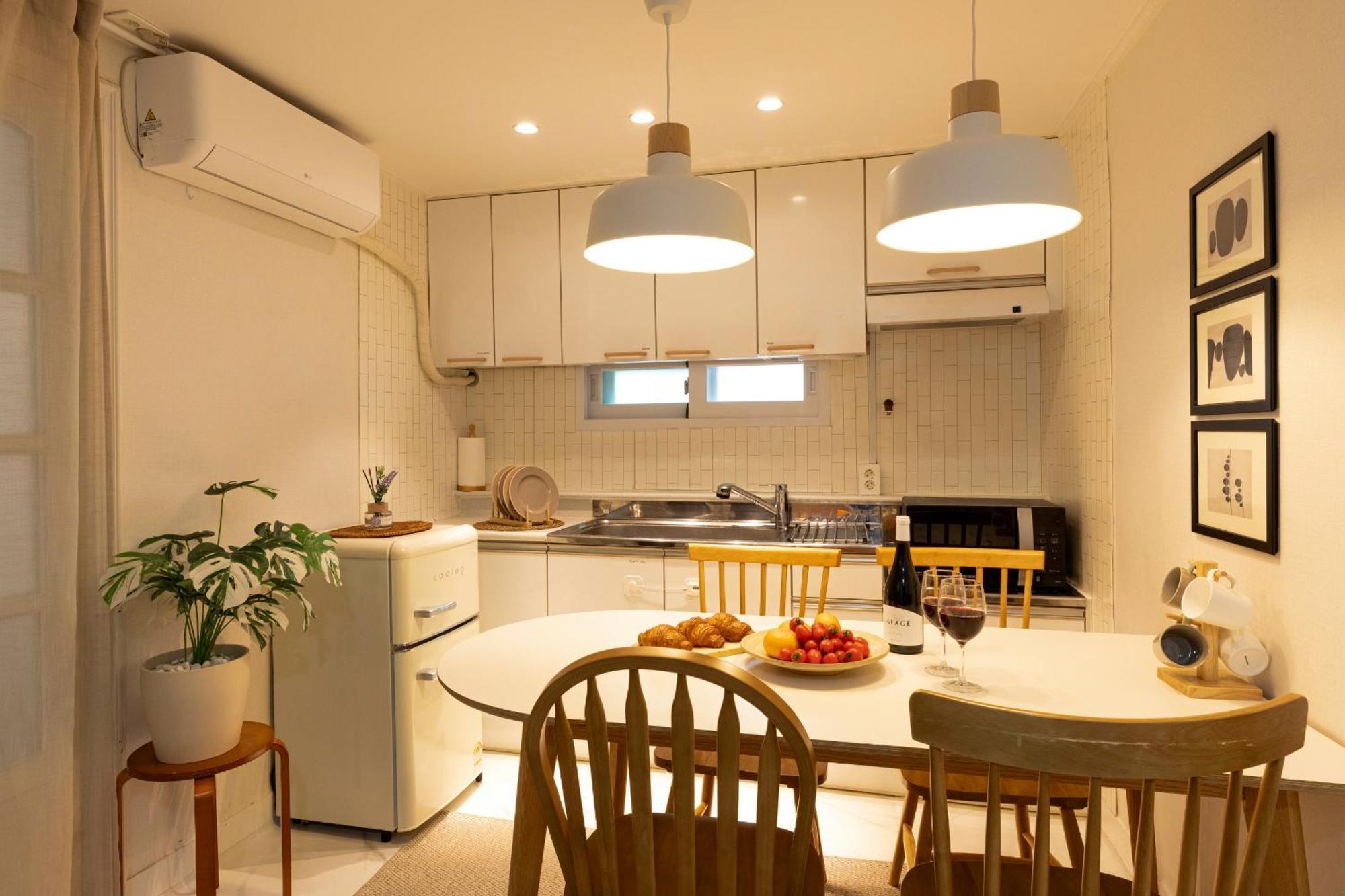 อพาร์ทเม้น Modernstay Hongdae#mangwon Local Market 10mins, Hongdae, Airport Bus, Hanriver Park 10min,family *