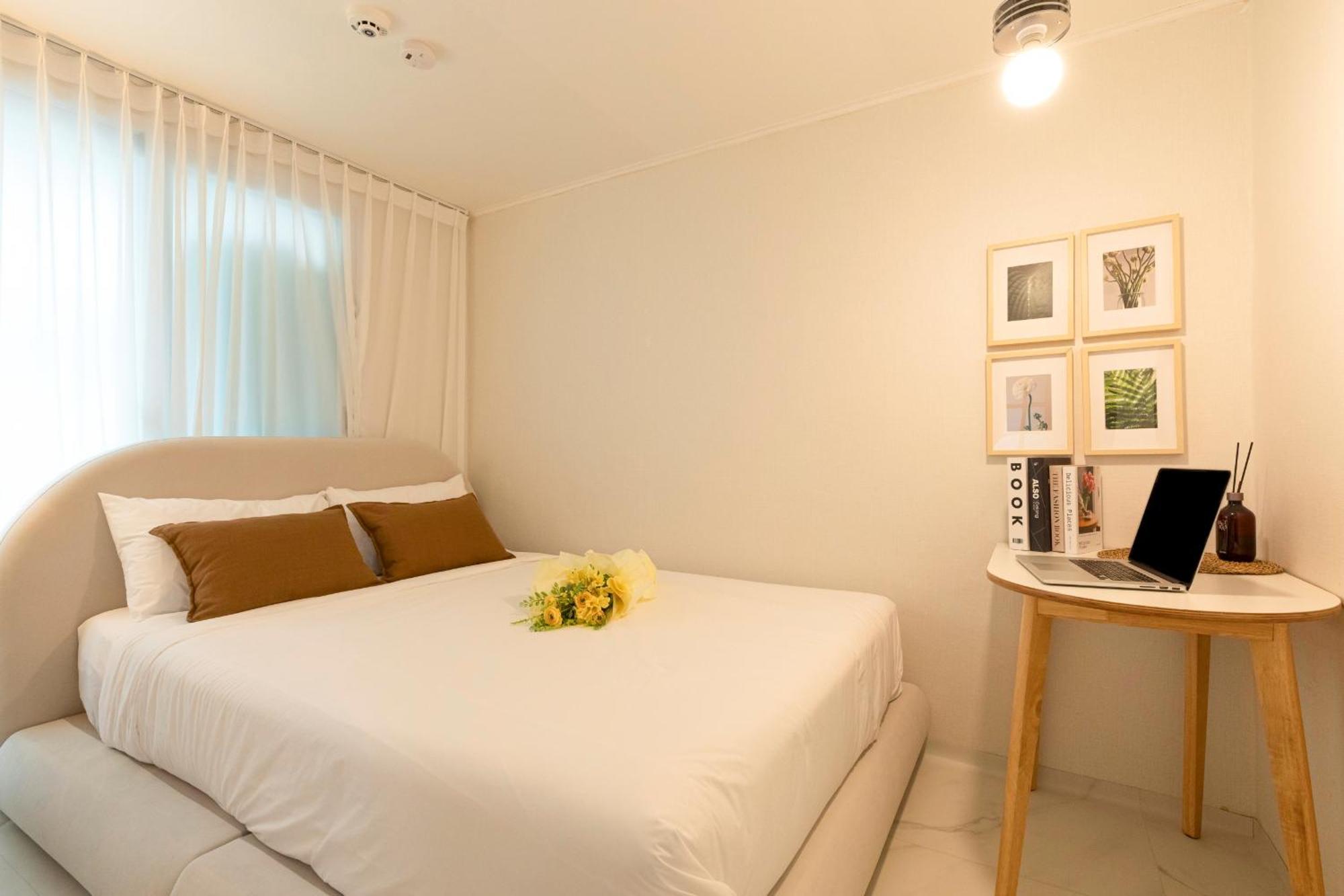อพาร์ทเม้น Modernstay Hongdae#mangwon Local Market 10mins, Hongdae, Airport Bus, Hanriver Park 10min,family โซล
